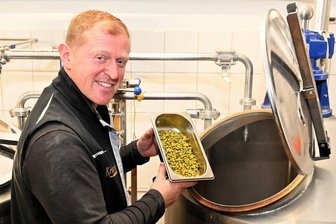 Hopfen, Helfer und historische Schätze: Vier gute Nachrichten für Mittelsachsen - Hier wird Bier draus: Gerd Kräcker von der Brauerei Kräckerbräu in der Nähe von Rochlitz.