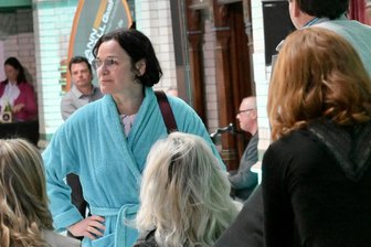 Hoppla: Kirchberger Bürgermeisterin fällt bei Wirtschaftsbrunch im Zwickauer Johannisbad ins Wasser - Bademantel statt Kostüm: Dorothee Obst nach ihrem Fall ins Wasser beim Wirtschaftsbrunch im Johannisbad.