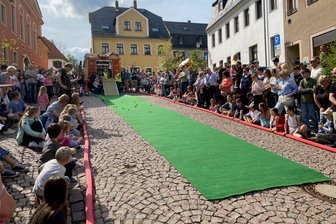 Hoppla: Warum beim Eierrollen in Augustusburg der Zufall entscheidet - Etwa 500 Besucher verfolgten am Ostersonntag gespannt das Eierrollen in Augustusburg.