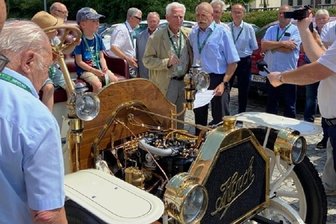 Horch-Nachbau zum Jubiläum erstmals mit Motor präsentiert - Bei der Jubiläums-Mitgliederversammlung 30 Jahre Förderverein August-Horch-Museum wurde der Motor des nachgebauten Horch Tonneau 14-17 jetzt erstmals angelassen.