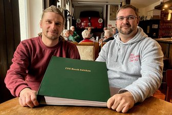 „Horch spielt wieder“: Wie der FSV Zwickau seinen Vorgängerverein würdigen will - Matthias Bley (links) und Christian Fritzsch (rechts) präsentieren im Vereinsheim „Alois“ eine Chronik der ZSG Horch Zwickau. Das Traditionsturnier am 17. März ist dem 75. Jubiläum des Vorgängervereins des FSV Zwickau gewidmet.