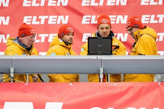 Horngacher exklusiv: Deshalb sind die deutschen Skispringer derzeit der Konkurrenz voraus - Skisprung-Bundestrainer Stefan Horngacher (re., hier mit seinem Trainerteam) sagt: „Wir haben im Sommer unsere Hausaufgaben gemacht.“