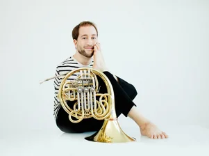 Der Hornist Felix Klieser gehört zur Weltspitze seines Faches. Foto: Julia Wesely