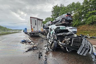 Horror-Crash auf der A 4 bei Meerane: Polizei nennt Ursache für folgenschweren Unfall - Beim Unfall auf der A 4 starb im Transporter ein 57-jähriger Mann.