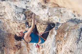 „Horror vor normalen Lebenswegen“: Schweizer Kletterstar Nina Caprez kommt zu „Bergsichten“ nach Dresden - Nina Caprez gehört zu den Besten ihrer Zunft, sie kletterte weltweit schwerste Routen.