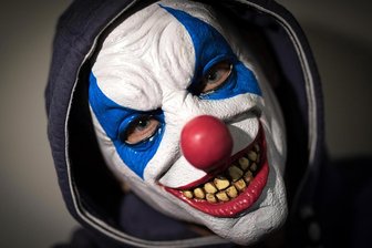 Horrorclown schießt in Sachsen mit Softairwaffe auf Passanten - Wer andere derart maskiert erschreckt, riskiert eine Geld- oder sogar Haftstrafe - selbst wenn die Bedrohung nur als Scherz gemeint ist.