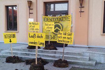 Horrorfilm-Drohung an Flüchtlingshelfer - Misthaufen vorm Rathaus: Die "Identitäre Bewegung" setzt auf raffiniertere Rhetorik als herkömmliche Neonazis und auf öffentlichkeitswirksame Aktionen.