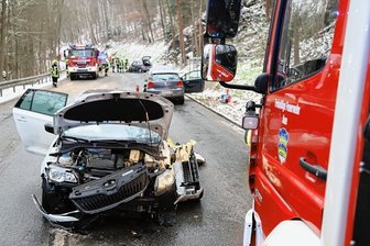 Horrorunfall bei Lößnitz: Sieben Menschen verletzt - Das Trümmerfeld zieht sich auf der B 169 über mehrere Meter hin.