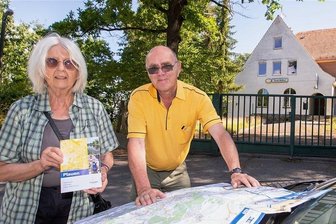 Horst Oehler: Baumeister-Enkel auf Spurensuche in Plauen - Horst Oehler besucht mit seiner Partnerin Helga Kummer die Wohn- und Wirkungsstätten des Großvaters: Der Architekt Horst Oehler (1875 bis 1954) lieferte auch den Entwurf fürs Reusaer Waldhaus. 