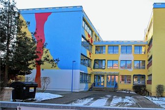 Hort-Appell in Meerane: "Wir bitten Sie inständig, Ihre Kinder nicht allein gehen zu lassen" - Die Friedrich-Engels-Schule verzichtet vorerst auf Ganztagsangebote. Es fehlt an Personal, welches Kinder zwischen Schulhort und Bildungseinrichtung begleiten kann.