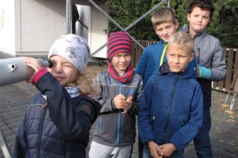 Hort aus Geringswalde sieht Welt durch Teleskope - Lara (vorn) ist zum ersten Mal in einer Sternwarte. Da Sterne bei Tageslicht nicht sichtbar sind, ist das Schulfernrohr auf den Harthaer Kirchturm eingestellt.