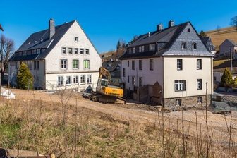 Hort bekommt Spielplatz - Das linke Haus, in dem der Hort und die Vorschule untergebracht sind, wird um einen Anbau erweitert. Dafür muss das rechte Haus weichen.
