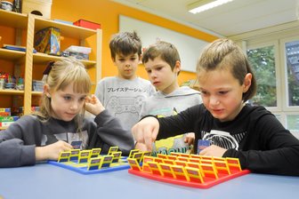 Hort-Gebühren in Hartmannsdorf: Eltern müssen bis zu 20 Prozent mehr zahlen - Ferienprogramm im Hartmannsdorfer Hort: Maya, Colin, Arian und Nils (v. l.) beim Spielen.