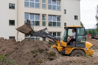 Hort in Rochlitz wird um eine Million Euro teurer - Seit wenigen Tagen laufen die Arbeiten auf dem Außengelände des künftigen Hortes an der Rochlitzer Poststraße. Wie ein Blick auf die Rückseite des Gebäudes zeigt, ist ein Großteil der Aufenthaltsräume für die Kinder lichtdurchflutet.