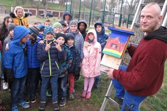 Hort versorgt Fledermäuse mit Quartieren - Robert Sobolewski (r.) zeigt eines der Quartiere, die von Hortkindern gebaut und jetzt an Bäumen angebracht wurden.