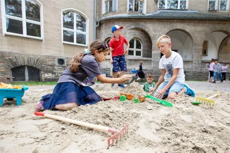 Hortkinder der Plauener Herbart-Grundschule können neu gestaltetes Außengelände nutzen - Eisverkauf, Hausbau oder soziale Interkationen finden nun im Sandkasten statt.