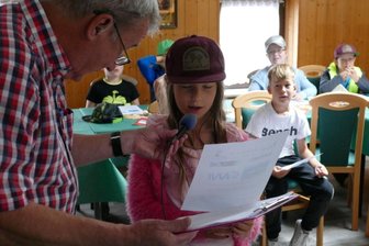 Hortkinder erhalten per Funk Einblicke in einsame Polarstation - Angeleitet von Andreas Auerswald, der zum Arbeitskreis Amateurfunk und Telekommunikation in der Schule gehört, stellten die Hortkinder aus Börnichen Fragen an die in der Antarktis arbeitende Theresa Thoma. 