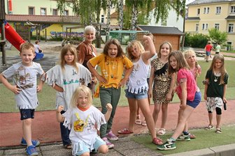 Hortkinder in Penig tauchen in die Steinzeit ein - Bei einer Modenschau zeigten die Hortkinder in Penig, was Urzeitmenschen einst getragen haben.