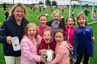 Hortkinder kicken für guten Zweck - Beim Mädchenfußballturnier des Horts "Albertina" in Hainichen hat Hortleiterin Annette Wüchner (l.) Spenden gesammelt.