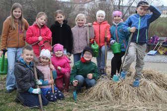 Hortkinder pflanzen essbare Wildpflanzen in Oederan - Hortkinder der Kita Buddelflink aus Oederan zogen mit Spaten und Kannen los, um zu pflanzen.