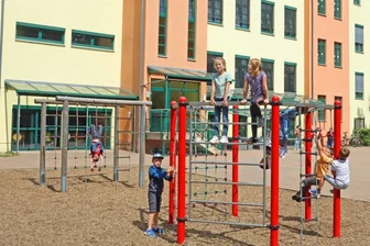 Hortneubau: Diskussion erst im August - Auf dem Hof der Stenner Grundschule haben die Hortkinder mehrere Spielgeräte zur Verfügung. Je nachdem, wie sich der Gemeinderat entscheidet, könnte jetzt für Spielmöglichkeiten vorhandener Platz durch einen Neubau ver-loren gehen. 