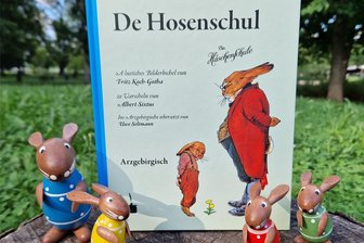 „Hosenschul“ statt „Häschenschule“: Warum die Region Zwickau Albert Sixtus‘ berühmtes Kinderbuch ins Erzgebirgische hat übersetzen lassen - Aus dem Kinderbuchklassiker „Die Häschenschule“ von Albert Sixtus und Fritz Koch-Gotha ist „De Hosenschul“ geworden. Die Fassung auf Erzgebirgisch stammt vom Mundartautor Uwe Seltmann. Im Oktober wird das Buch vorgestellt.