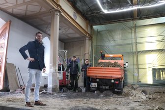 Hospitalkirche im Erzgebirge wird zur Großbaustelle: Was entsteht hier? - Der Lößnitzer Pfarrer Raphael Weiß (l.) steht in der Großbaustelle Hospitalkirche. Dort wird der Boden komplett erneuert. Darum kümmern sich Mitarbeiter der Zimmerei Portack und Grille.