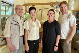 Hospiz im Erzgebirge feiert 15-jähriges Bestehen und erhält hilfreiche Geschenke - Schauspieler Kai Scheve (r.), bekannt als Kommissar Robert Winkler im Erzgebirgskrimi, mit seinem Hospiz-Team: Dr. Wolfgang Zwingenberger sowie den Hospizleiterinnen Elvira Tschab und Simone Kaufmann.