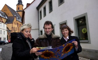 Hospizverein eröffnet Büro in Oederan - 
              <p class="artikelinhalt">Die CDU-Bundestagsabgeordnete Veronika Bellmann, Architekt Jörg Kunze und Vereinschefin Petra Kröner (v. l.) haben am Montag vor dem Büro in der Engen Gasse 5 über das Oederaner Hospizprojekt beraten. </p>
            