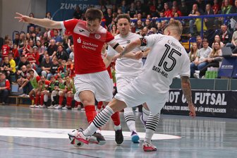HOT 05: Ein Kampfspiel gegen Jahn Regensburg mit Ansage? - Wegen einer Sperre braucht HOT 05 Futsal (hier mit Maksym Pochebut links im Bild) den unangenehmen Gegenspieler Lucas Kruel (rechts) am Samstag nicht fürchten.