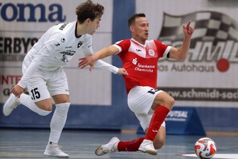 HOT 05 Futsal: In Routinier Oleksandr Sorokin brennt vor dem Duell mit dem Hamburger SV trotz schwerer Knieverletzung das Feuer - Oleksandr Sorokin (rechts) – hier im Heimspiel gegen Weilimdorf – hat sich jüngst gegen Bielefeld schwer am Knie verletzt.