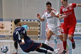 HOT 05 lässt sich nur vor dem Spiel überraschen - Auch Dmytro Sorokin (rechts) trug sich in Stuttgart beim 9:0-Erfolg für HOT 05 Futsal in die Torschützenliste ein. Das Foto zeigt ihn beim Heimspiel gegen Düsseldorf.