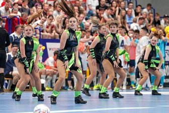HOT 05 träumt von der "Meisterschaft daheim" - Im Halbfinale gegen Jahn Regensburg bot HOT 05 Futsal den Zuschauern viel Spannung, Showeinlagen vom Verein Tanzboden Meerane und sportlichen Erfolg. Damit es am 18. Mai zur großen Meisterfeier daheim kommen kann, müssen die 05er zunächst am Samstag eine schwere Auswärtsaufgabe meistern.