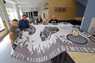 „Hot im Herzen“ und „Lungscher Liebe“ nähern sich dank der Fußballbegeisterung an - Ronald Haß, Lars Kluge, Thomas Hetzel und Marcel Sonntag bei der Präsentation der Torwand, die am Donnerstag in Hohenstein-Ernstthal und am Freitag in Oberlungwitz zum Einsatz kommen wird.