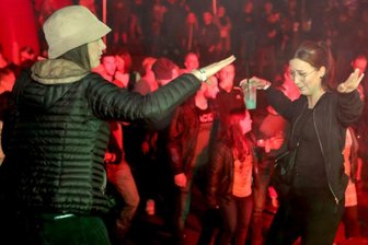 Hot Summer Beats-Party in Grünhain endet nach Rangeleien vorzeitig - Knapp 500 Gäste kamen zu den Hot Summer Beats nach Grünhain - mit so vielen hatte der Veranstalter nicht gerechnet. Die meisten hatten auf dem Klostergelände viel Spaß. Doch einige sorgten für Ärger. 