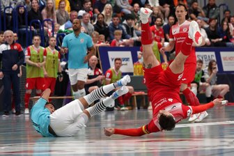 Hot05Futsal fehlen 0,4 Sekunden zum Einzug ins Finale der Deutschen Meisterschaft - Der Kampf um den Einzug ins Playoff-Finale geht in die dritte und entscheidende Runde. Dabei werden die Hohenstein-Ernstthaler um Kapitän Christopher Wittig (hier vorn rechts im ersten Halbfinalduell) gegen Regensburg am Samstag wieder alles in die Waagschale werfen müssen.