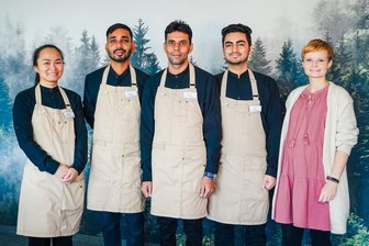 Hotel am Fichtelberg auf Erfolgskurs mit Mitarbeitern aus zehn Ländern - Restaurantfachfrau Bang Ly Nguyen aus Vietnam (l.) und Personalchefin Jessica Rusch mit den neuen Azubis aus Indien: Rakesh Kumar (2.v.l.) und Zunaid (2.v.r.) beginnen im Elldus Resort jetzt eine dreijährige Lehre zum Hotelfachmann, Ajaypal Singh (Mitte) wird zum Fachmann für Restaurants und Veranstaltungsgastronomie ausgebildet.