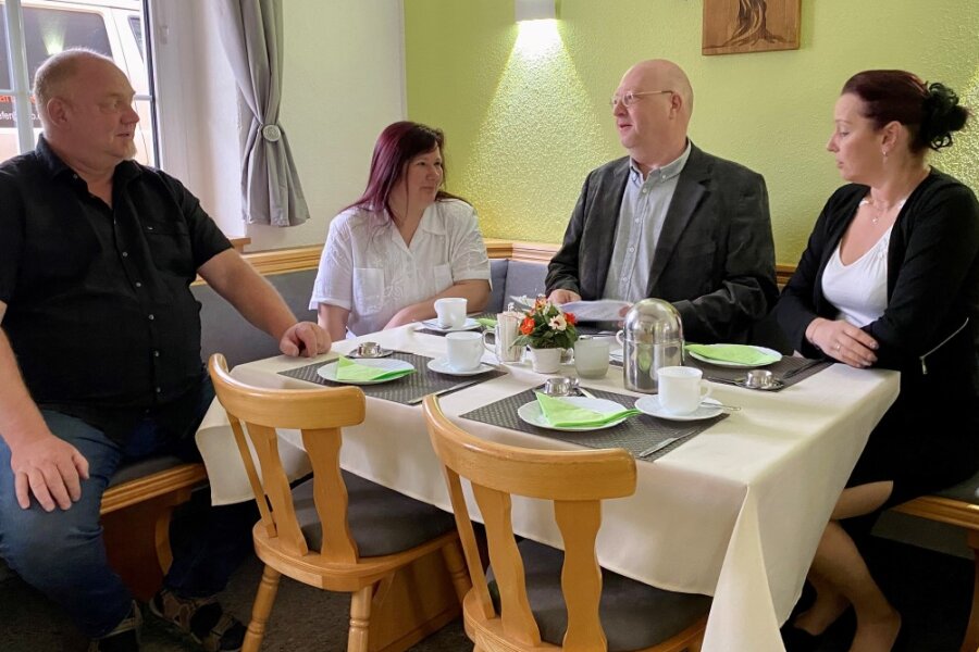 Das neue Team im Hotel Eintracht in Mittweida: Gerd Graupner, der neue Inhaber, Mitarbeiterin Nicole Gerstenberger, Manuel Viertel und Hotelmanagerin Katrin Kaden (v.l.)