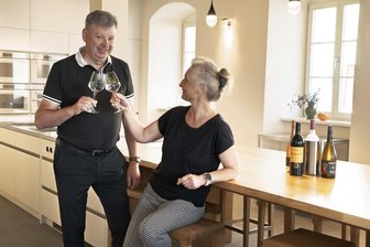 Hotel-Erweiterung im Erzgebirge abgeschlossen: Betreiber organisieren erstes Weinfest im Stadtzentrum - Silke und Frank Seckel – hier im fertigen Erweiterungsbau ihres Hotels – organisieren das Weinfest.