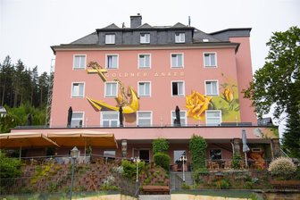 Hotel „Goldner Anker“ in Bad Elster: XXL-Anker an der Fassade zieht Blicke auf sich - Die Hausfassade am Hotel „Goldner Anker“ in Bad Elster wurde künstlerisch mit Graffiti neu gestaltet.