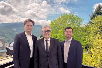 Hotel-Gruppe investiert am Fichtelberg weiter - Hinter der Ahorn-Gruppe, die unter anderem zwei große Hotels in Oberwiesenthal betreibt, stehen Eigentümer und Geschäftsführer Michael Bob (Mitte) und dessen Familie, hier Robin Bob (rechts) und Maxim Czarny.