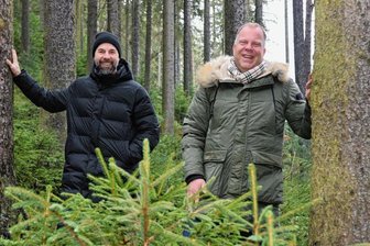 Hotel in Bad Elster pflanzt für jede Zimmerbuchung einen Baum - Michael Börner (links) und Hoteldirektor Marc Cantauw vom Hotel König Albert in Bad Elster im Wald. Das Hotel möchte im Jahr 2023 für jedes gebuchte Zimmer einen Baum auf kommunalen und privaten Waldflächen in der Region um Bad Elster pflanzen.