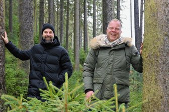 Hotel in Bad Elster pflanzt für jede Zimmerbuchung einen Baum - Michael Börner (links) und Hoteldirektor Marc Cantauw vom Hotel König Albert in Bad Elster im Wald. Das Hotel möchte im Jahr 2023 für jedes gebuchte Zimmer einen Baum auf kommunalen und privaten Waldflächen in der Region um Bad Elster pflanzen.
