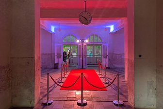 Hotel-Investor kauft Grenzbahnhof im Erzgebirge - Die Halle des Bahnhofs Moldau bei der Kunstaktion „Moldau - Die Station Endlos“ im Juni 2021. Wird hier bald für Hotelgäste der rote Teppich ausgerollt?