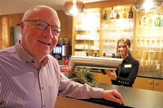 Hotel „Kreuztanne“ in Friedebach: Vier-Sterne-Superior-Haus verschiebt aus Kostengründen Investitionen - Olaf Thomann, Direktor des Waldhotels „Kreuztanne“ im Saydaer Stadtteil Friedebach, sieht schwierige Zeiten kommen, blickt ihnen aber mit Tatkraft entgegen.