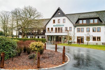 Hotel "Kreuztanne" in Sayda hat keine Probleme bei der Azubi-Suche: Was läuft hier anders? - Das Waldhotel konnte im vergangenen Jahr in allen drei gastronomischen Bereichen Azubis gewinnen. 