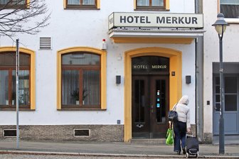 Hotel Merkur in Zwickau schließt nach 113 Jahren: Besteht Aussicht auf einen Neustart an der Bahnhofstraße? - Reisende stehen am Hotel Merkur an der Bahnhofstraße derzeit vor verschlossenen Türen.