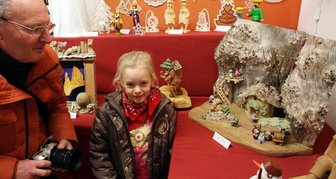 Hotel mit einer Fassade aus Rinde: Schnitzer zeigt Fantasiegebilde - 
              <p class="artikelinhalt">Zu den ungewöhnlichen Ausstellungsstücken gehört Achim Eißmanns Waldhotel. Klaus Fickert und die 8-jährige Jasmin Kasimir schauten sich das Fantasiegebilde an. </p>
            