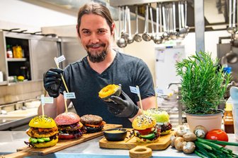 Hotel und Restaurant „Waldesruh“ in Lengefeld plant größte Investition seit Eröffnung vor fast 30 Jahren - Koch Miroslav Auterski baut in der Küche des Restaurants Burger zusammen. Die gibt es nicht nur in herzhaften Varianten.