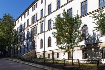 Hotel und Spa in altem Gymnasium? - Für das einstige St.-Annen-Gymnasium in Annaberg-Buchholz, die frühere Erweiterte Oberschule "Johannes R. Becher", wird ein Investor gesucht. Wie wirbt die Stadt in einem neuen Video dafür?